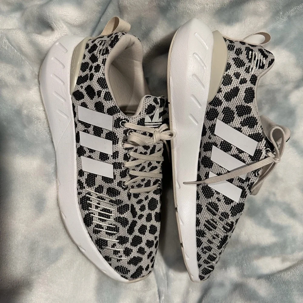 Adidas Women's 8.5/ kids 7 Leopard Print slide on Sneakers worn once b & w - Picture 3 of 10